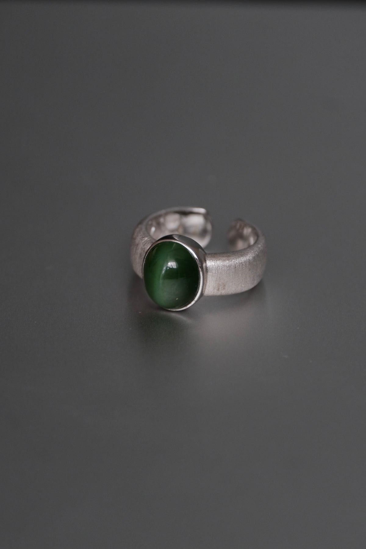 Yùn · Orbit Cat's-Eye Nephrite Jade Ring
