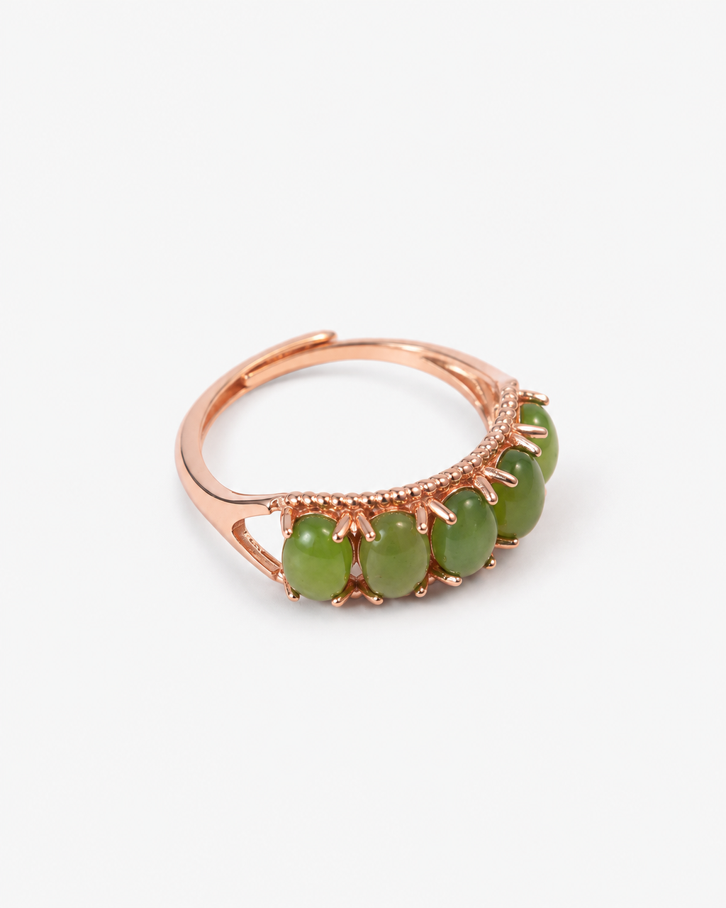 Side view of the YÙN 05 green nephrite jade ring in gold