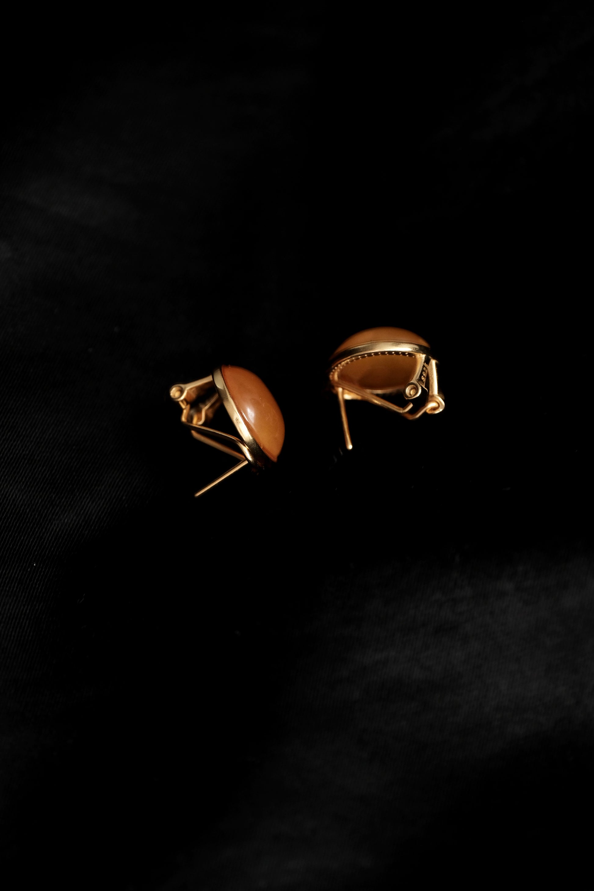 Opaque Amber Stud Earrings｜Round