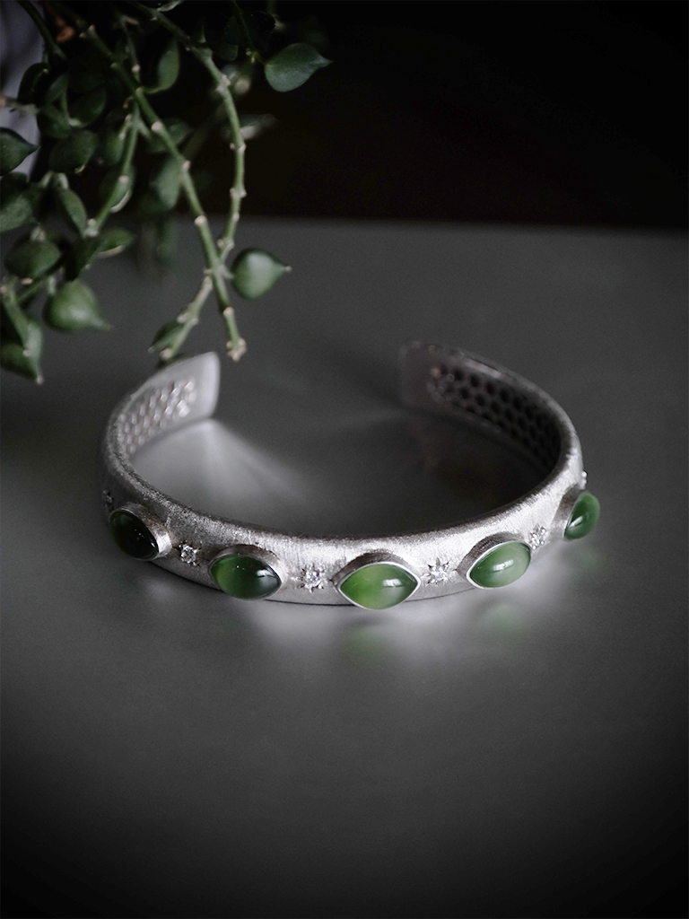 Yùn · Lucky Current Cat's-Eye Nephrite Jade Cuff Bracelet