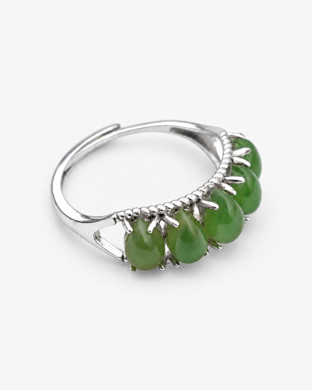 Side view of the YÙN 05 green nephrite jade ring in silver