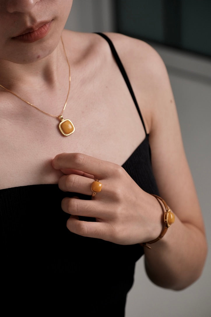 Opaque Amber Necklace｜Square