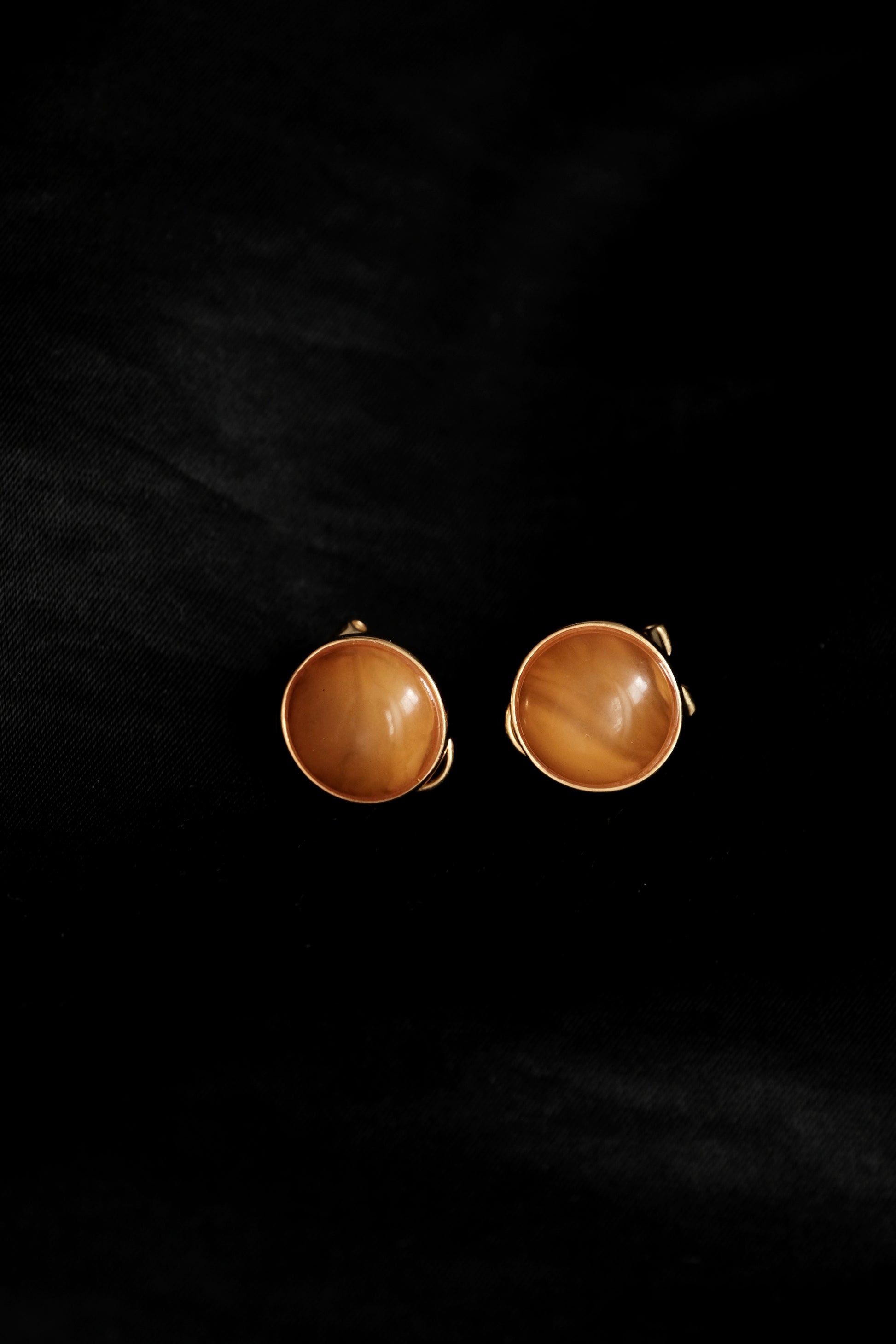 Opaque Amber Stud Earrings｜Round