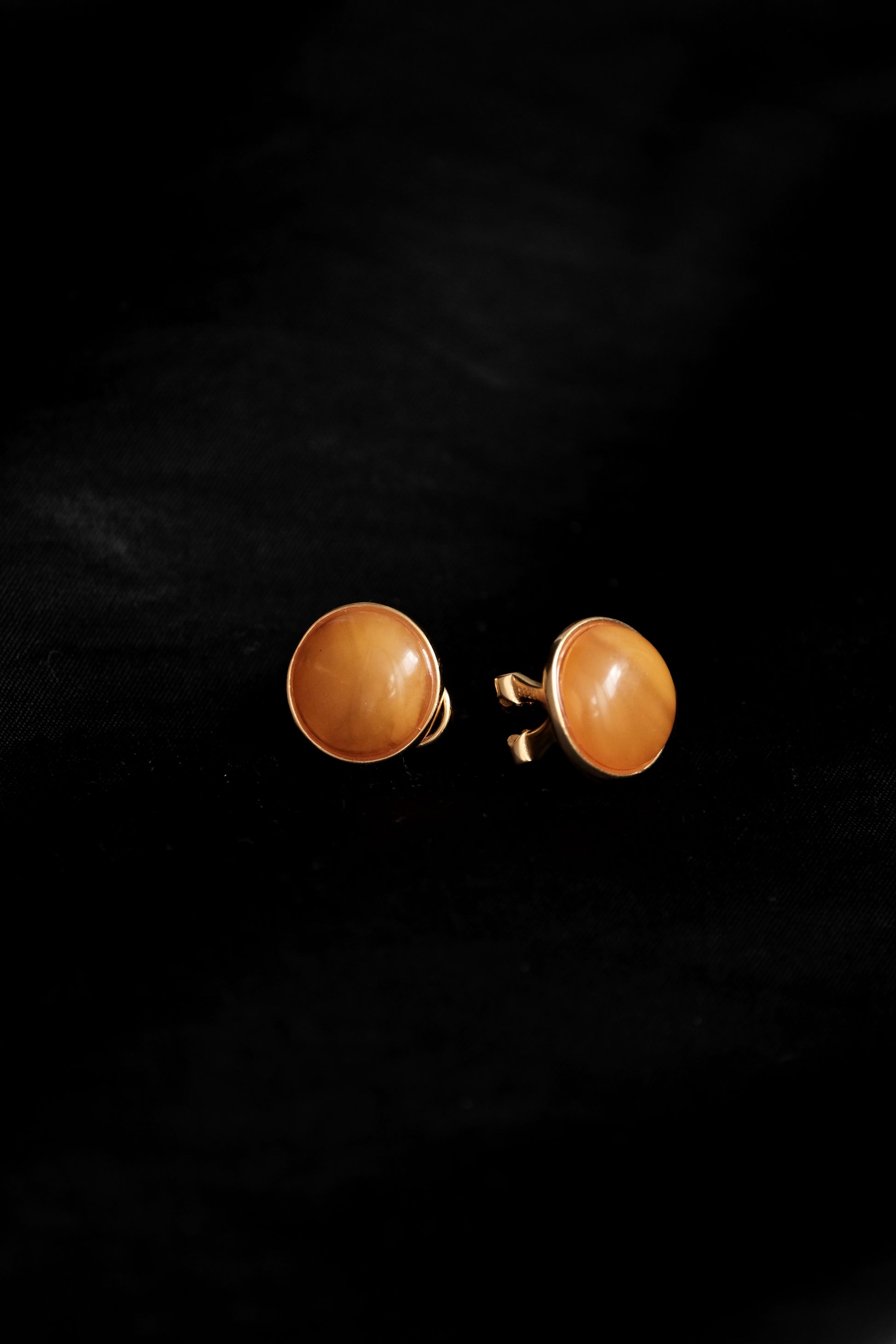Opaque Amber Stud Earrings｜Round