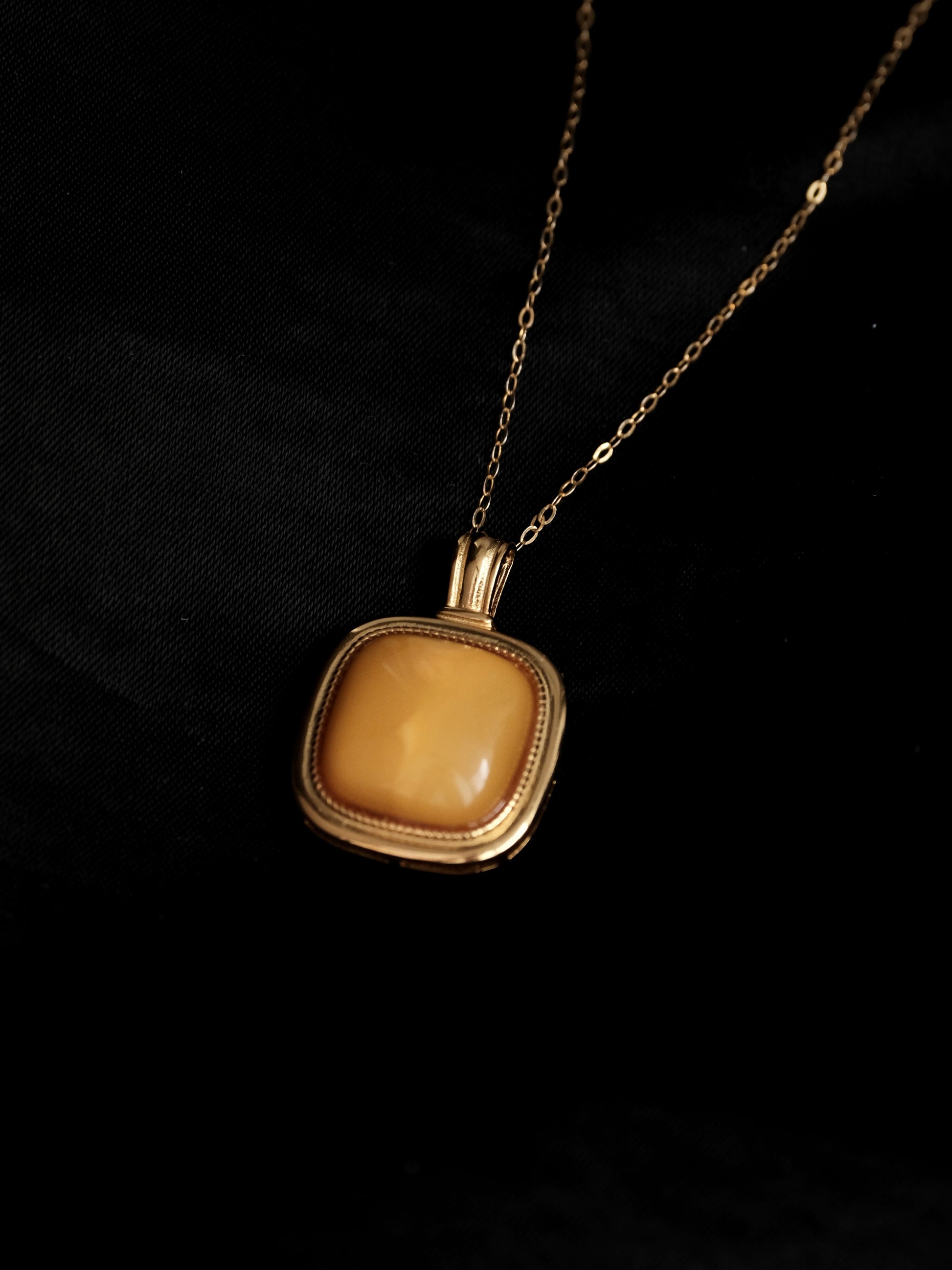 Opaque Amber Necklace｜Square