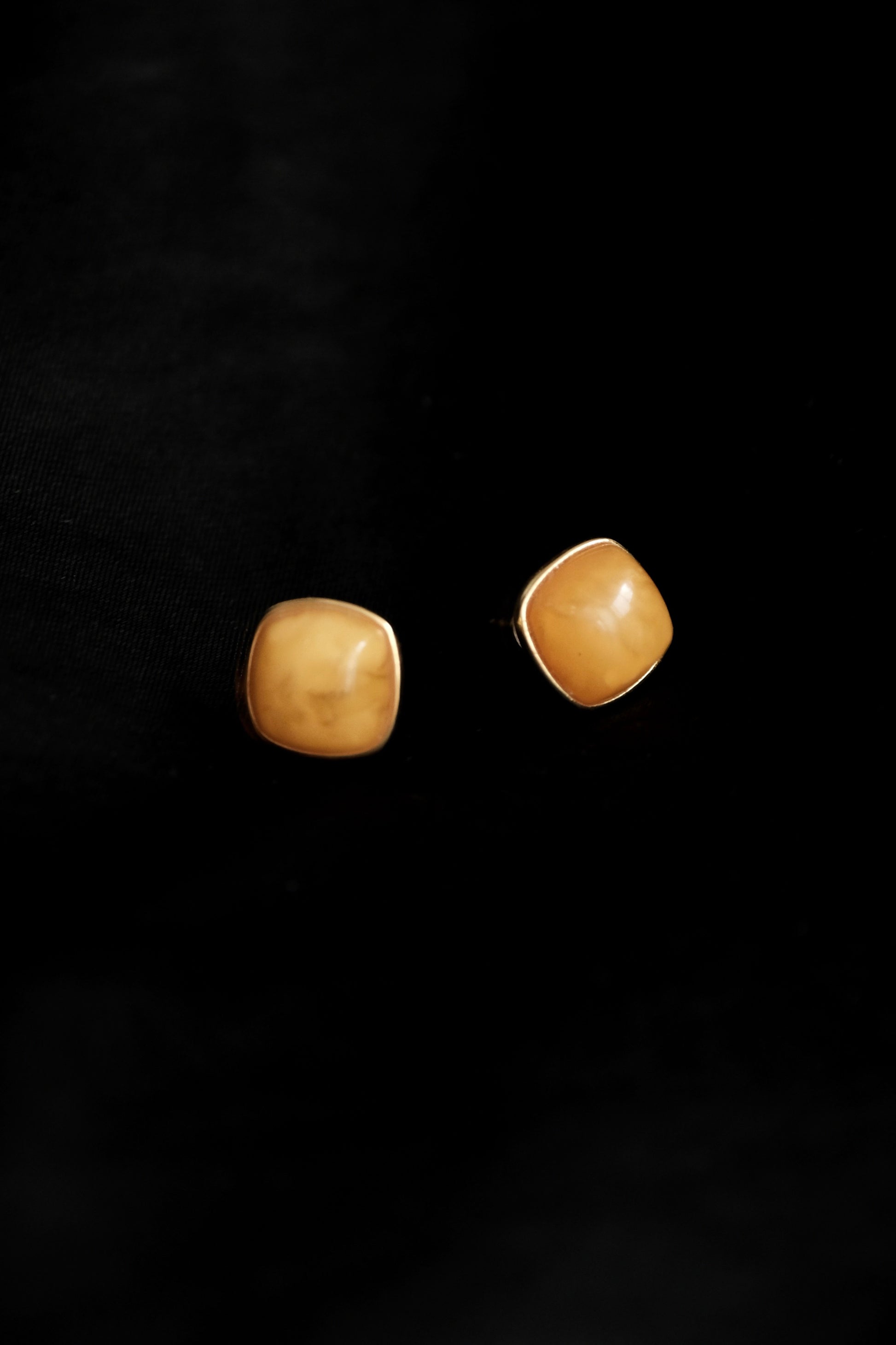Opaque Amber Stud Earrings｜Square