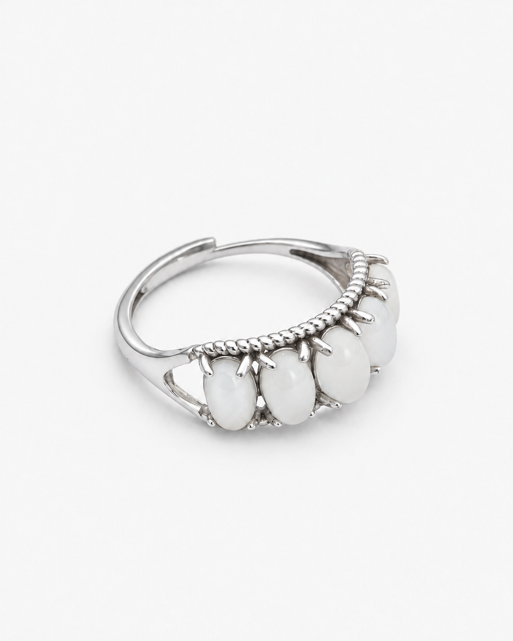 Side view of the YÙN 05 white nephrite jade ring in silver